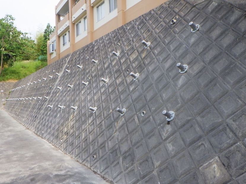 某特別養護老人ホーム間知ブロック積擁壁補強工事