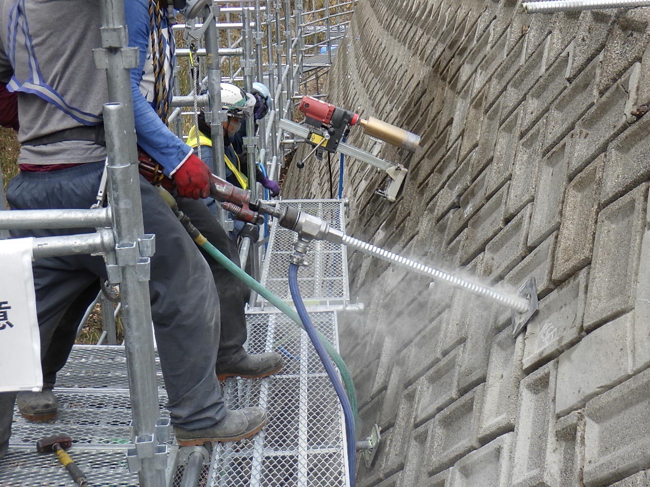 某スポーツセンター崖下擁壁改修工事